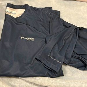 Men’s size medium Columbia PHG Omni-shade long sleeve shirt. NWOT. Navy blue.
